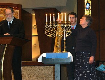 Lighting Yom HaShaoh candles
